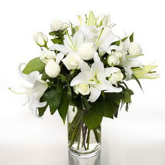  Aydın incir çiçek çiçek gönderme sitemiz güvenlidir  1 dal cazablanca 7 adet beyaz gül vazosu