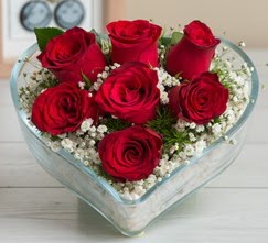 Kalp içerisinde 7 adet kırmızı gül  Aydın incir çiçek çiçek gönderme sitemiz güvenlidir 