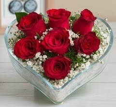 Kalp içerisinde 7 adet kırmızı gül  Aydın incir çiçek çiçek gönderme sitemiz güvenlidir 